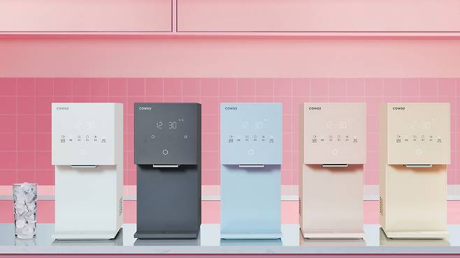 코웨이 아이콘 얼음정수기 미니 제품사진. 코웨이는 ‘코웨이 페스타’ 흥행 덕분에 지난 3월 정수기 판매가 지난해 대비 25% 늘었다고 최근 밝혔다.  [코웨이 제공]