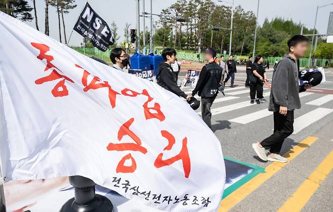 삼성전자 노동조합의 4·23 투쟁 결의대회가 열리기로 한 23일 오전 경기 평택시 삼성전자 평택캠퍼스에 전운이 감돌고 있다. 사진은 조합원들이 시위용품을 받는 모습. 평택=윤창빈 기자