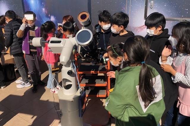 고훙 우주천문과학관에서 초등학생들이 우주 관측 체험을 하고 있다.