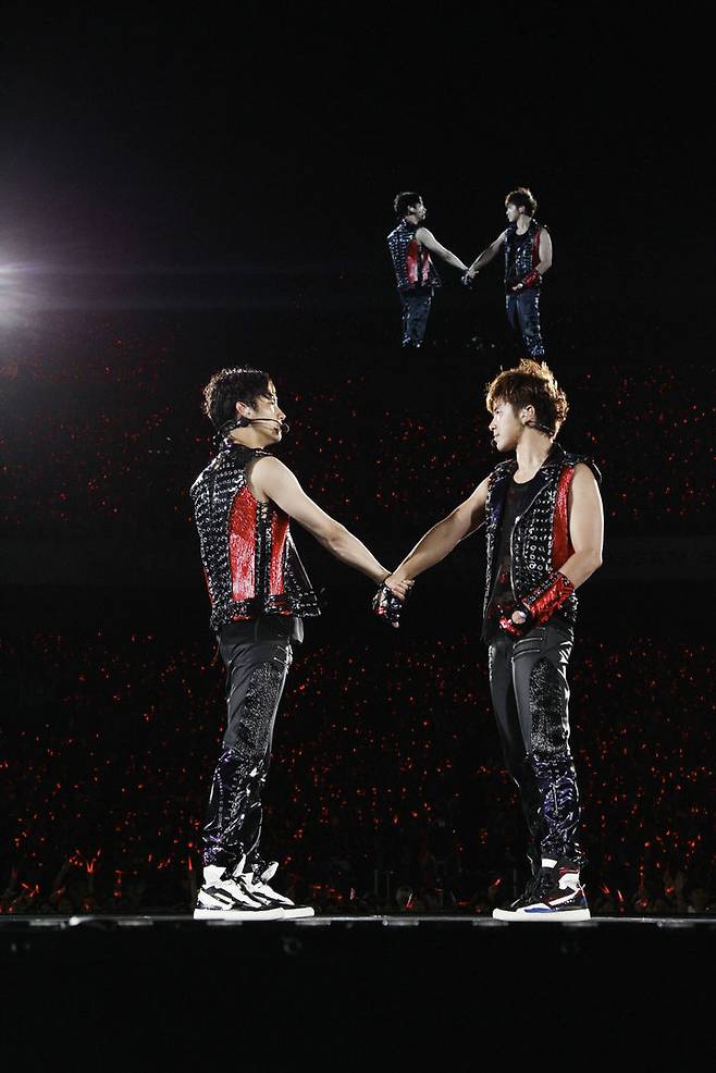 [서울=뉴시스] 동방신기 2013년 일본 닛산 스타디움 공연 당시 모습. (사진 = SM엔터테인먼트 제공) 2025.11.25. photo@newsis.com *재판매 및 DB 금지