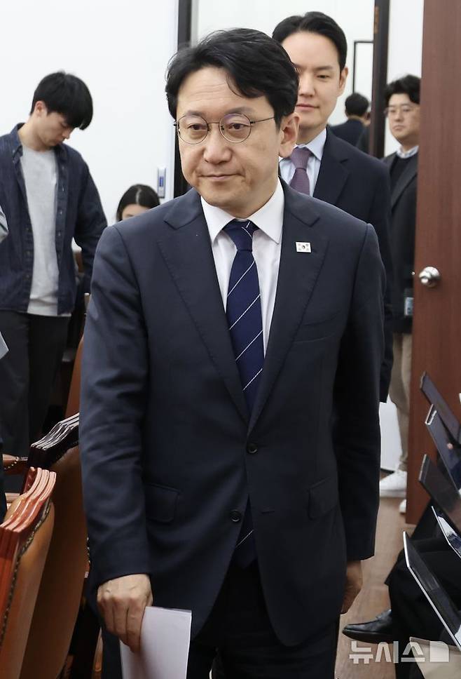 [서울=뉴시스] 조성봉 기자 = 천준호 더불어민주당 원내대표 직무대행이 23일 오전 서울 여의도 국회에서 열린 정책조정회의에 참석하고 있다.  2026.04.23.  suncho21@newsis.com