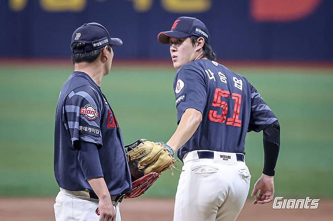 [서울=뉴시스] 프로야구 롯데 자이언츠 나승엽이 2일 서울 고척스카이돔에서 열린 2025 신한 쏠뱅크 KBO리그 키움 히어로즈와의 경기에서 수비를 마친 뒤 공을 건네고 있다. (사진=롯데 자이언츠 제공) 2025.08.02. *재판매 및 DB 금지