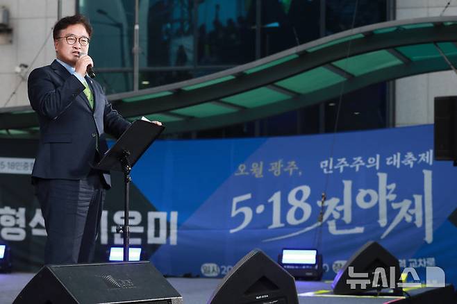 [광주=뉴시스] 이영주 기자 = 우원식 국회의장이 5·18민주화운동 45주기를 하루 앞둔 17일 오후 광주 동구 금남로에서 열린 5·18전야제에서 발언하고 있다. 2025.05.17.  leeyj2578@newsis.com