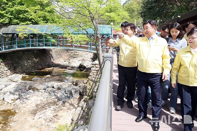 [서울=뉴시스]윤호중 행정안전부 장관이 23일 서울 강북구 우이동 인수천을 찾아 불법 점용 시설 현장 점검을 하고 있다. 2026.4.23 photo@newsis.com