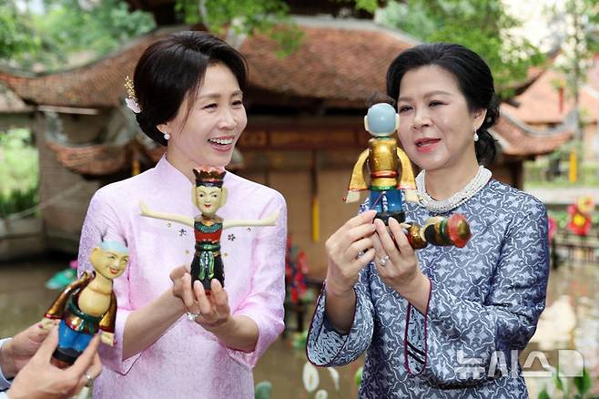 [하노이=뉴시스] 고범준 기자 = 김혜경 여사와 또 럼 베트남 당 서기장 겸 국가주석 부인 응오 프엉 리 여사가 23일(현지 시간) 베트남 하노이 민족학 박물관에서 대화하고 있다.김 여사가 착용한 옷은 응오 프엉 리 여사가 선물한 베트남 전통 의상 아오자이다. 2026.04.23. bjko@newsis.com