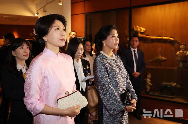 [하노이=뉴시스] 고범준 기자 = 김혜경 여사와 또 럼 베트남 당 서기장 겸 국가주석 부인 응오 프엉 리 여사가 23일(현지 시간) 베트남 하노이 민족학 박물관에서 열린 친교 일정에서 전시품을 관람하고 있다.김 여사가 착용한 옷은 응오 프엉 리 여사가 선물한 베트남 전통 의상 아오자이다. 2026.04.23. bjko@newsis.com