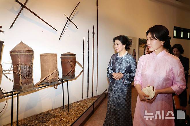 [하노이=뉴시스] 고범준 기자 = 김혜경 여사와 또 럼 베트남 당 서기장 겸 국가주석 부인 응오 프엉 리 여사가 23일(현지 시간) 베트남 하노이 민족학 박물관에서 열린 친교 일정에서 전시품을 관람하고 있다.김 여사가 착용한 옷은 응오 프엉 리 여사가 선물한 베트남 전통 의상 아오자이다. 2026.04.23. bjko@newsis.com