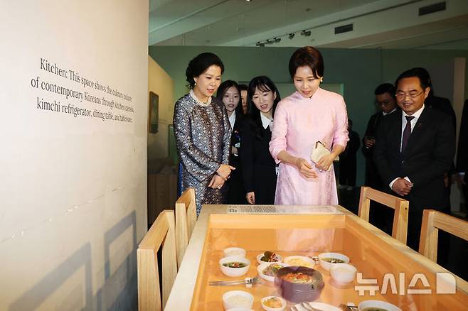 [하노이=뉴시스] 고범준 기자 = 김혜경 여사와 또 럼 베트남 당 서기장 겸 국가주석 부인 응오 프엉 리 여사가 23일(현지 시간) 베트남 하노이 민족학 박물관에서 열린 친교 일정에서 한식 전시품을 관람하고 있다.김 여사가 착용한 옷은 응오 프엉 리 여사가 선물한 베트남 전통 의상 아오자이다. 2026.04.23. bjko@newsis.com