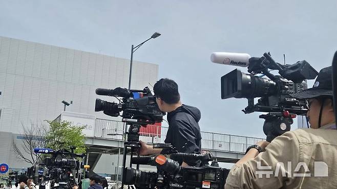 [평택=뉴시스] 삼성전자 노조 결의대회 현장 취재중인 해외언론 2026.04.23. newswith01@newsis.com