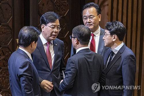 정동영 통일부 장관과 대화하는 여야 원내지도부 [연합뉴스 자료사진]