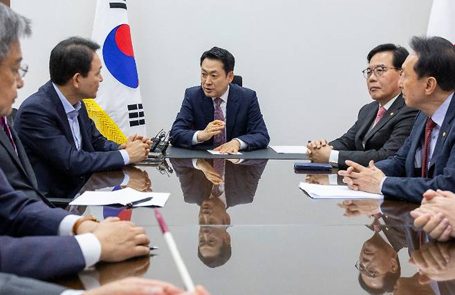 국민의힘 장동혁 대표와 송언석 원내대표를 비롯한 국민의힘 소속 국방, 외교통일, 정보위 위원장들이 23일 국회에서 모여 북한 구성시 우라늄 농축시설 공개 언급으로 '정보 누설' 논란이 제기되고 있는 정동영 통일부 장관 문제를 논의하기 위해 대책 회의를 하고 있다. 연합뉴스