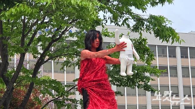 대구에서 온 신채은 씨가 법원 앞에서 해든이 고통을 형상황한 퍼포먼스를 펼치고 있다. 박사라 기자