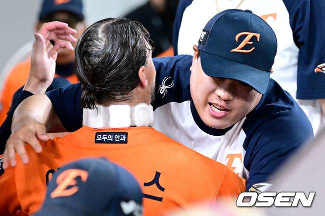 [OSEN=대전, 최규한 기자] 한화 류현진(오른쪽)이 등판을 마친 라이언 와이스와 포옹을 나누며 기뻐하고 있다.  2025.07.25 / dreamer@osen.co.kr