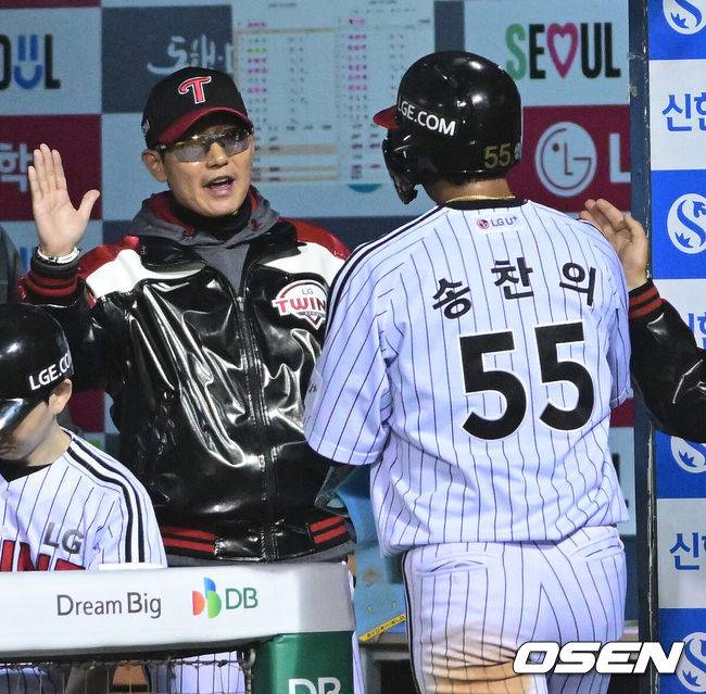 [OSEN=잠실, 최규한 기자] 22일 서울 잠실야구장에서 ‘2026 신한 SOL KBO리그’ LG 트윈스와 한화 이글스의 경기가 열렸다.홈팀 LG는 라클란 웰스, 방문팀 한화는 왕옌청을 선발로 내세웠다. 5회말 2사 2루 상황 LG 문성주의 달아나는 1타점 2루타 때 홈을 밟은 LG 송찬의가 염경엽 감독과 인사를 나누고 있다. 2026.04.22 / dreamer@osen.co.kr