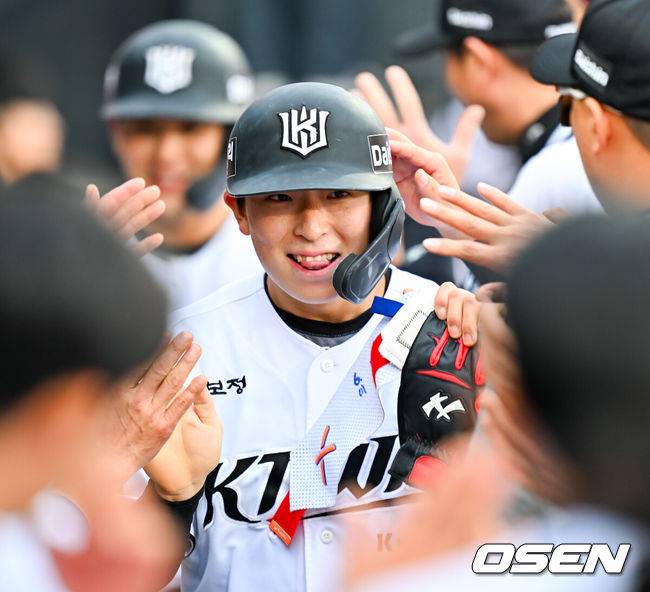 [OSEN=수원, 민경훈 기자] 18일 오후 수원 KT위즈파크에서 ‘2026 신한 SOL Bank KBO리그' KT 위즈와 키움 히어로즈의 경기가 열렸다.이날 KT는 보쉴리, 키움은 안우진을 선발투수로 내세웠다.4회말 2사 주자 1,2루 KT 최원준의 우중간 2타점 적시 2루타때 홈을 밟은 이강민과 한승택이 덕아웃에서 하이파이브를 하고 있다. 2026.04.18 / rumi@osen.co.kr