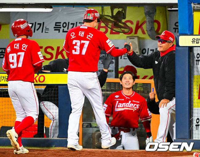 [OSEN=대구, 민경훈 기자] 23일 오후 대구삼성라이온즈파크 ‘2026 신한 SOL Bank KBO리그' 삼성 라이온즈와 SSG 랜더스와 경기가 열렸다.이날 삼성은 오러클린을, SSG는 화이트를 선발투수로 내세웠다.9회초 2사 주자 만루 SSG 최지훈의 우익수 뒤 2타점 적시 2루타때 홈을 밟은 오태곤이 덕아웃에서 이숭용 감독과 하이파이브를 하고 있다. 2026.04.23 / rumi@osen.co.kr