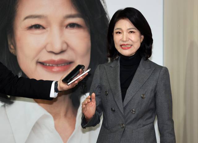 ▲대구시장 선거에 출사표를 던진 이진숙 전 방송통신위원장이 6일 오후 대구 시내 자신의 선거캠프에서 기자들과 만나 질문에 답하고 있다. ⓒ연합뉴스