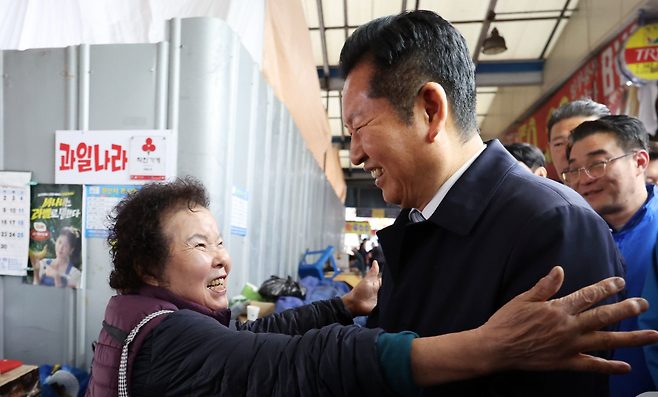 더불어민주당 정청래 대표가 지난 9일 광주 서구 양동시장에서 시민과 인사하고 있다. 뉴스1