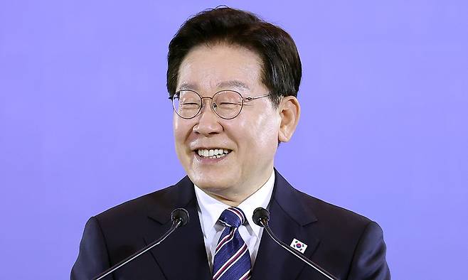 베트남을 국빈 방문 중인 이재명 대통령이 22일(현지시간) 하노이의 한 호텔에서 열린 동포간담회에서 인사말을 하고 있다. 연합뉴스