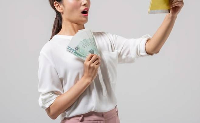 건강보험료 연말정산은 전년도 보수 변동을 반영해 매년 4월 추가 납부 또는 환급이 이뤄지는 구조다. 올해는 직장가입자의 약 62%가 추가 납부 대상에 포함됐다. 게티이미지