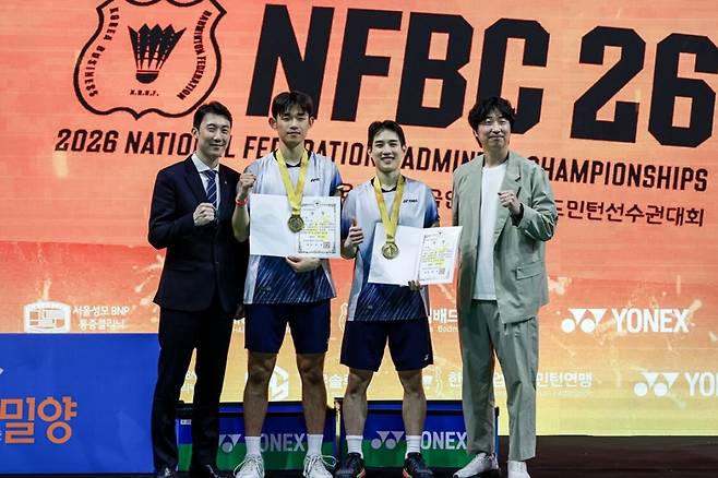 2026 연맹회장기 전국실업대학배드민턴선수권대회에서 남자 일반부 복식 종목 우승을 차지한 한요셉·박다연 선수가 메달을 목에 걸고 코치진과 파이팅을 외치고 있다. 전주시 제공