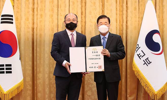 2021년 6월 당시 정의용 외교부 장관(오른쪽)이 서울 종로구 외교부에서 열린&nbsp;황인상 주상파울루 총영사(왼쪽)에게 임명장을 전달하고 기념촬영을 하고 있다.&nbsp;