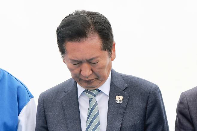 더불어민주당 정청래 대표가 지난 22일 경남 통영시 욕지도에서 탑승한 여객선에서 열린 선상 최고위원회의에 참석해 20일 집회 과정에서 사망한 민주노총 공공운수노조 화물연대 소속 조합원을 추모하며 묵념하고 있다. 연합뉴스