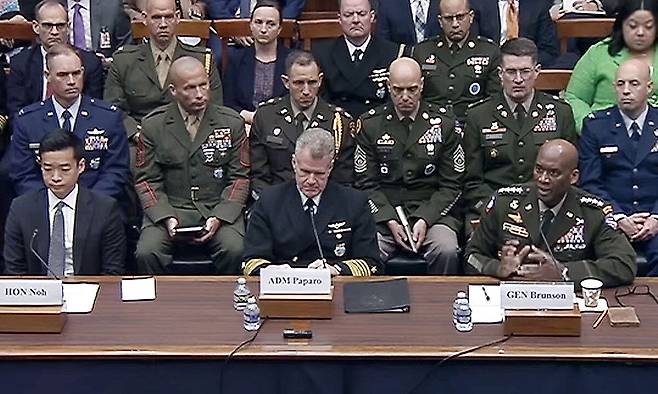 인·태 안보핵심 한자리에 제이비어 브런슨 주한미군사령관(오른쪽)이 22일(현지시간) 미 워싱턴 의회의사당에서 열린 하원 군사위원회 청문회에서 의원들의 질의에 답하고 있다. 이날 청문회에는 새뮤얼 퍼파로 미국 인도태평양사령관(가운데)과 한국계 존 노 미 국방부 인도태평양 안보 담당 차관보도 참석해 아·태 지역 상황과 방위 현황에 대해 설명했다. 미 하원 군사위원회 청문회 생중계 캡처