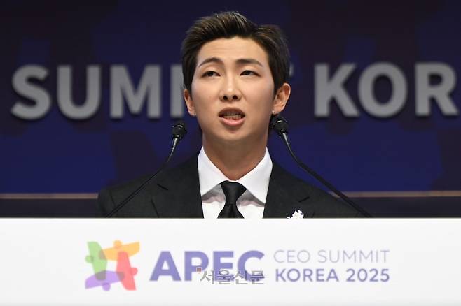 그룹 BTS의 RM(김남준)이 아시아태평양경제협력체(APEC) 정상회의 최고경영자(CEO) 서밋(Summit)에 참석해 ‘APEC 지역 내 문화산업과 K-컬쳐 소프트파워’를 주제로 연설하고 있다. 2025.10.29 경주 이지훈 기자