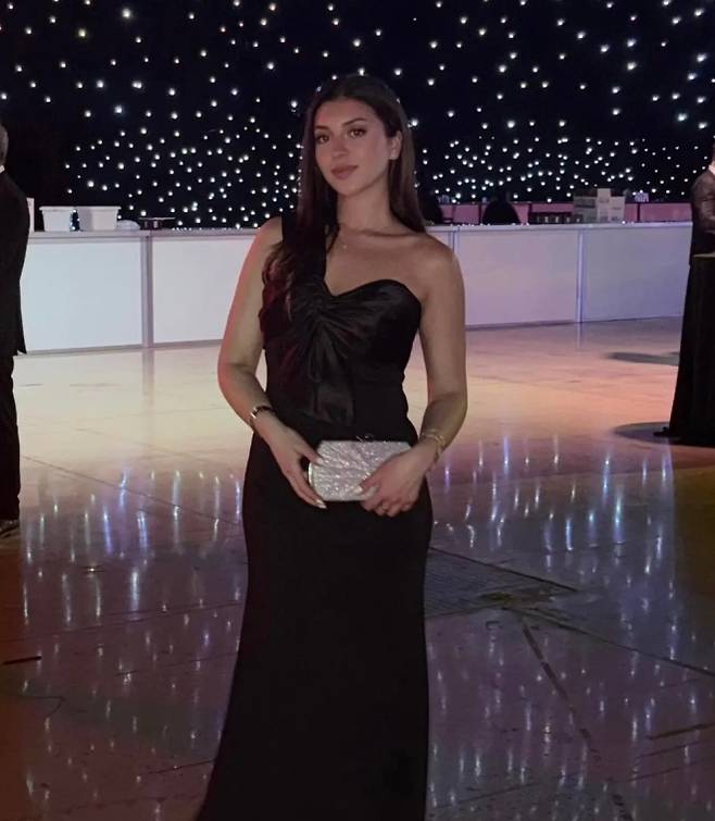 줄리아 바르바로로 알려진 인물이 행사장에서 포즈를 취하고 있다. 전 남자친구는 두 사람이 지난해 12월 데이팅 앱 힌지(Hinge)를 통해 만났다고 주장했다. 페이스북 캡처