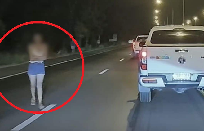 최근 태국의 한 여성이 심야 시간대 도로 한가운데를 가로질러 걷는 위험천만한 모습이 포착돼 온라인상에서 거센 비난을 받고 있다. 틱톡 캡처