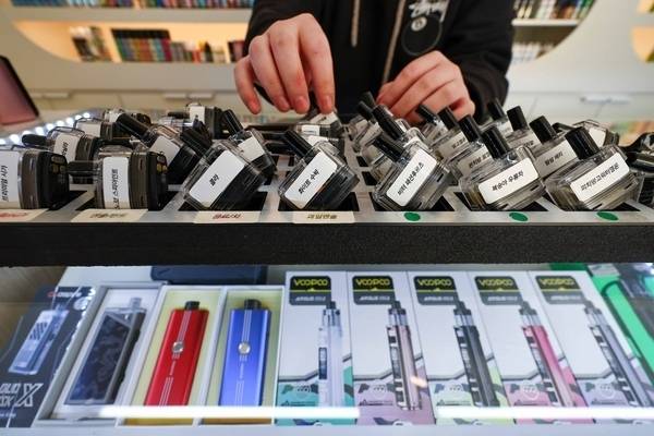 서울 시내 한 전자담배 판매점에서 직원이 합성 니코틴 소재 전자담배 액상을 정리하는 모습. 오는 24일부터 시행되는 개정 담배사업법에 따라 액상형 전자담배도 담배로 분류돼 니코틴 용액 1㎖당 1799원의 세금·부담금이 부과된다. 뉴시스