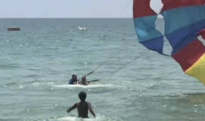 태국 푸켓에서 패러세일링 중 줄이 끊어져 관광객과 직원이 바다로 추락하는 사고가 발생했다. 소셜미디어(SNS) 캡처