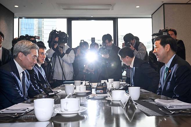 구윤철 부총리 겸 재정경제부 장관과 신현송 신임 한국은행 총재가 23일 서울 중구 은행회관에서 첫 회동을 하며 인사말을 주고받고 있다. 이번 회동은 신 총재가 21일 취임한 지 이틀 만에 성사된 만남이다. 조태형 기자 20