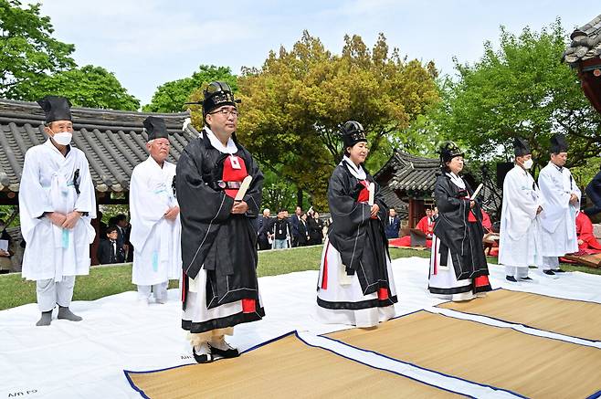 23일 진주성 내 창렬사에서 열린 '제433주년 창렬사 춘계 제향'에서 초헌관을 맡은 박일동 진주시 부시장(앞줄 왼쪽 첫 번째)이 예를 올리고 있다. ⓒ진주시 제공