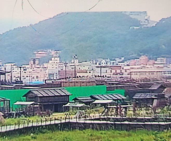 2022년 8월 17일 오후, 여수시 돌산읍 진모지구에 영화 촬영 세트장이 들어서 있다. ⓒ시사저널 정성환