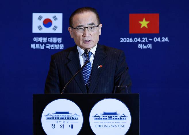 위성락 국가안보실장이 23일 베트남 하노이 한 호텔의 한국프레스센터에서 이재명 대통령의 국빈방문에 관한 브리핑을 하고 있다. ⓒ연합뉴스