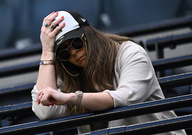 토트넘 홋스퍼 팬이 지난 18일 영국 런던 토트넘 홋스퍼 스타디움에서 열린 브라이턴 앤드 호브 앨비언과의 프리미어리그 경기 종료 후 낙담한 표정을 짓고 있다. 로이터