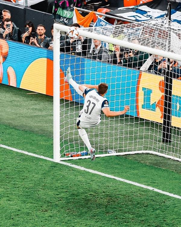 2024-2025 UEFA 유로파리그 결승전 토트넘을 시절 위기에서 구하는 판 더 펜. 미키 판 더 펜 SNS