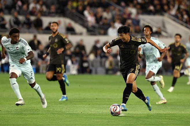 ▲ 콜로라도전에서 '공격형 미드필더'로 선발 출장한 손흥민(앞줄 오른쪽)은 77분을 소화했지만 슈팅을 단 한 차례도 기록하지 못했다.&nbsp;볼 터치는 18회에 그쳤고 공격 포인트도 없었다.&nbsp;LAFC 이적 후 리그 경기에서 ‘슈팅 0개’는 이번이 처음이다. ⓒ 연합뉴스 / REUTERS