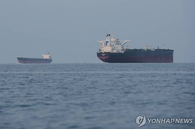 호르무즈 해협에 닻을 내리고 있는 유조선 [AP 연합뉴스 자료사진. 재판매 및 DB 금지]