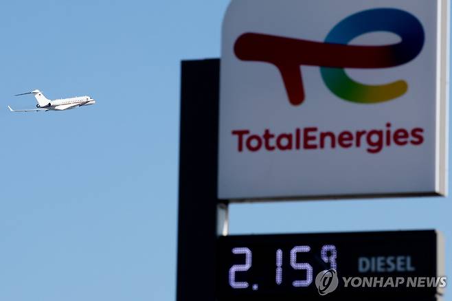 독일 베를린 인근 주유소와 항공기 [EPA=연합뉴스 자료사진. 재판매 및 DB 금지]