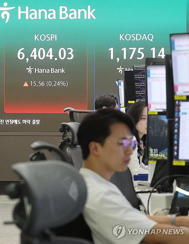 코스피, 또 사상 최고치 기록한 뒤 등락 거듭 혼조 (4월 22일 오전 9시 42분 현재 연합뉴스 자료 DB 참고 사진) (서울=연합뉴스) 박동주 기자 = 코스피가 상승 출발해 사상 최고치를 재차 경신한 22일 서울 중구 하나은행 딜링룸에서 직원들이 업무를 보고 있다. 2026.4.22 pdj6635@yna.co.kr