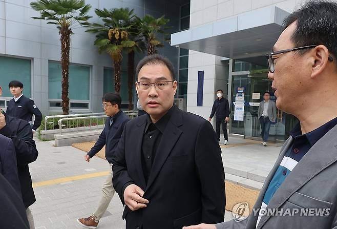 BGF 로지스 이민재 대표 (진주=연합뉴스) 박정헌 기자 = BGF로지스 이민재 대표가 민주노총 공공운수노조 화물연대본부와 22일 오전 경남 진주시 고용노동부 진주지청에서 열린 교섭 상견례를 마친 후 지청을 나서고 있다. 2026.4.22 home1223@yna.co.kr