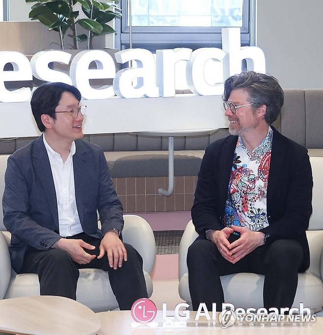 LG-엔비디아, 기술 동맹 강화 (서울=연합뉴스) 21일 서울 마곡 LG AI연구원에서 임우형 LG AI연구원 공동 연구원장과 브라이언 카탄자로 엔비디아 응용연구 총괄 부사장이 협력 방향을 논의하고 있다. 2026.4.22 [LG 제공. 재판매 및 DB 금지] photo@yna.co.kr