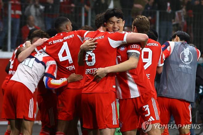 레온 고레츠카 등 동료들과 승리에 기뻐하는 김민재(3번) [로이터=연합뉴스]