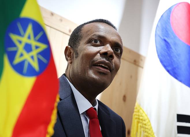 한국과 에티오피아 국기 사이의 두카모 주한 에티오피아 대사 (서울=연합뉴스) 김주형 기자 = 두카모 대사가 22일 서울 성북구 주한 에티오피아 대사관에서 연합뉴스와 인터뷰하고 있다. 2026.4.23  kjhpress@yna.co.kr