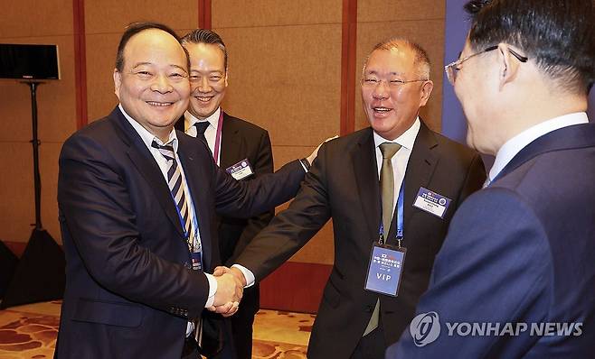 대화하는 정의선 회장과 쩡위췬 CATL 회장 정의선 현대차그룹 회장이 1월 5일 중국 베이징 조어대에서 열린 한중 비즈니스포럼에서 쩡위췬 CATL회장과 대화하고 있다. [연합뉴스 자료사진]