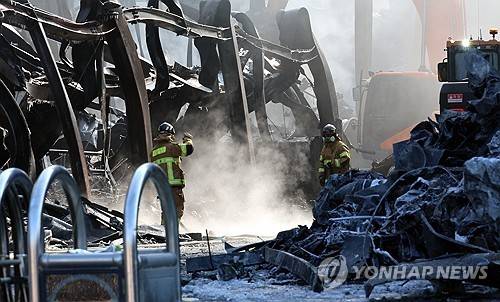 불에 모두 탄 음성 생활용품 제조공장 [연합뉴스 자료사진]