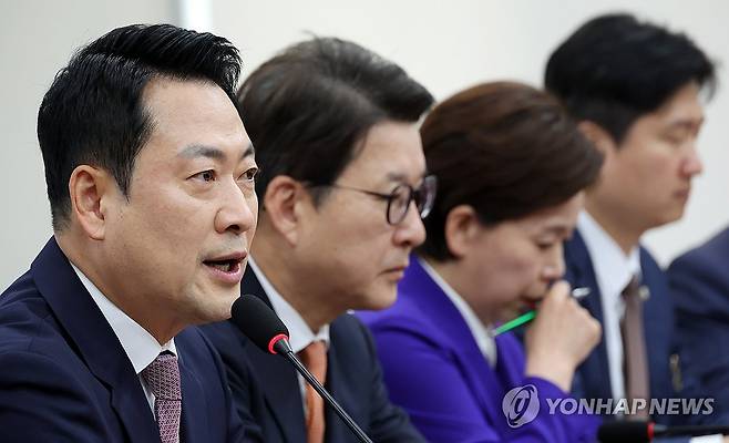 장동혁 대표, 최고위 모두발언 (서울=연합뉴스) 이동해 기자 = 국민의힘 장동혁 대표가 23일 국회에서 열린 최고위원회의에서 모두발언을 하고 있다. 2026.4.23 eastsea@yna.co.kr